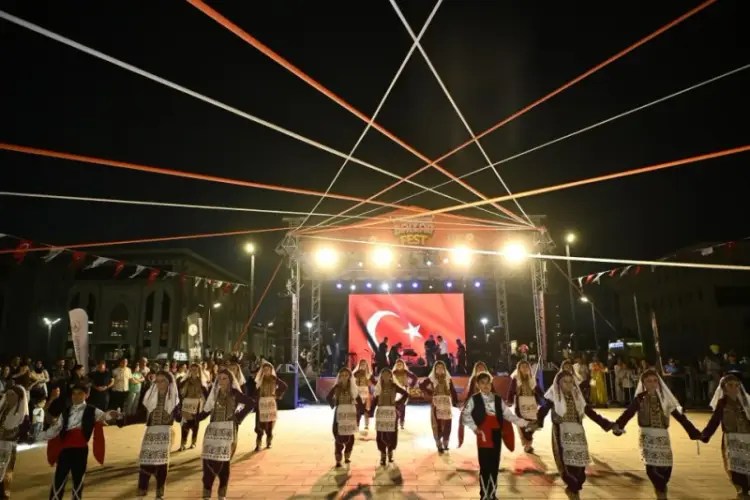 Kocaeli’de Balkan Rüzgârı: Kartepe 2. Uluslararası Halk Oyunları Balkan Festivali Renkli Görüntülere Sahne Oldu