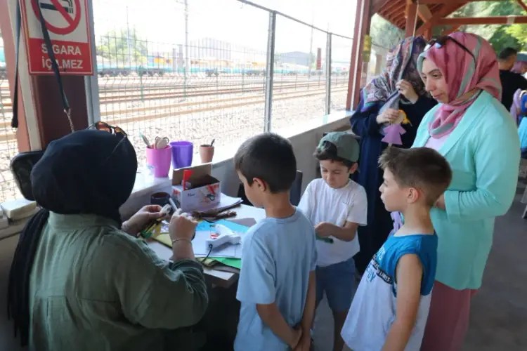 Derince’de Çocuklar Yaratıcı Atölyelerle Yaz Tatilini Renklendiriyor