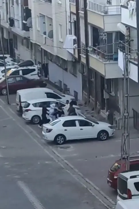 Esenyurt’ta küfür tartışması kavgaya dönüştü: Tekme tokat birbirlerine girdiler
