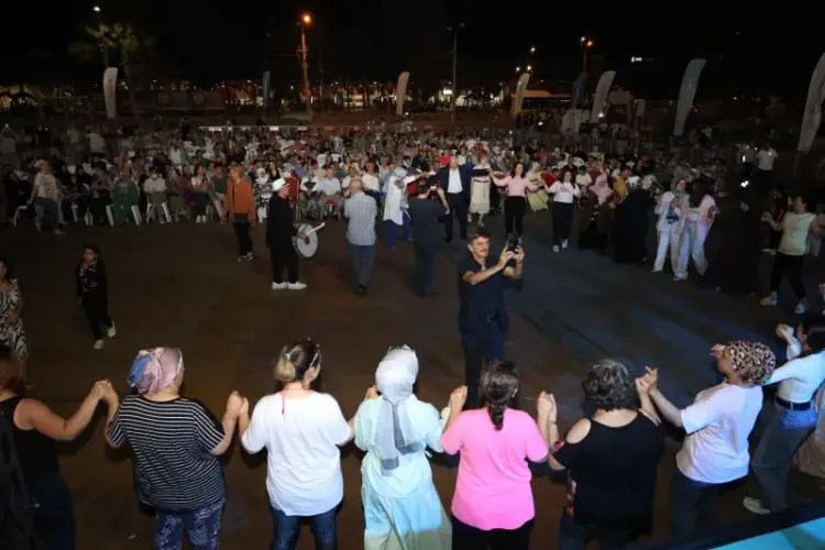 Kocaeli’de 23. Helva Şöleni Coşkusu: Büyükakın İlk Helvaları Vatandaşlara Dağıttı
