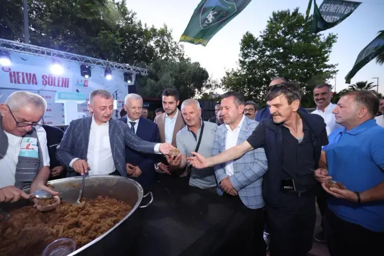 Kocaeli’de 23. Helva Şöleni Coşkusu: Büyükakın İlk Helvaları Vatandaşlara Dağıttı