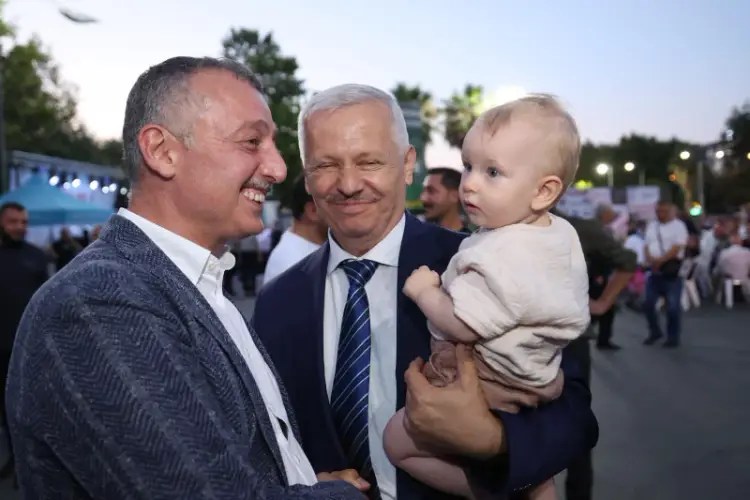Kocaeli’de 23. Helva Şöleni Coşkusu: Büyükakın İlk Helvaları Vatandaşlara Dağıttı