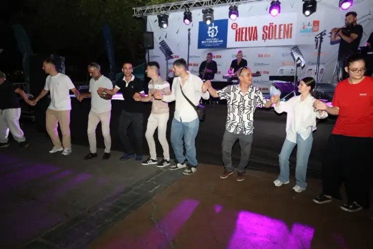 Kocaeli’de 23. Helva Şöleni Coşkusu: Büyükakın İlk Helvaları Vatandaşlara Dağıttı