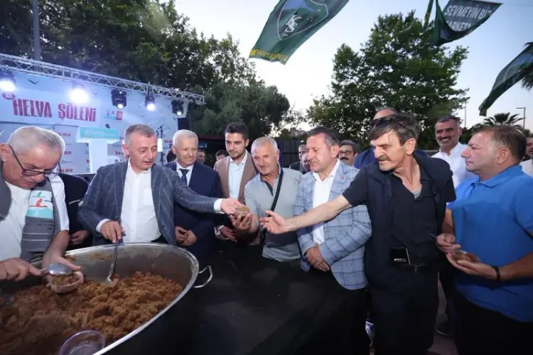 Kocaeli’de 23. Helva Şöleni Coşkusu: Büyükakın İlk Helvaları Vatandaşlara Dağıttı