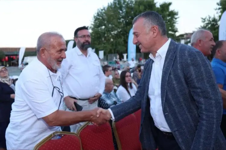 Kocaeli’de 23. Helva Şöleni Coşkusu: Büyükakın İlk Helvaları Vatandaşlara Dağıttı