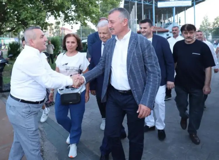 Kocaeli’de 23. Helva Şöleni Coşkusu: Büyükakın İlk Helvaları Vatandaşlara Dağıttı