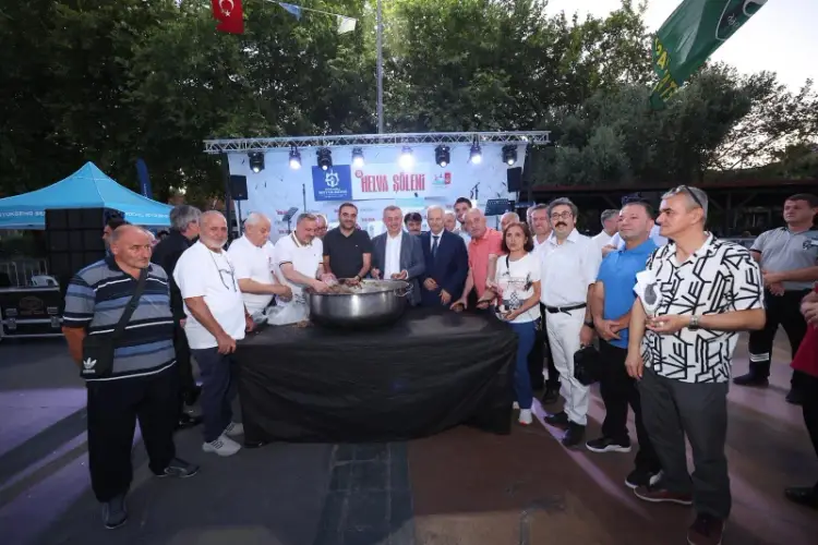 Kocaeli’de 23. Helva Şöleni Coşkusu: Büyükakın İlk Helvaları Vatandaşlara Dağıttı