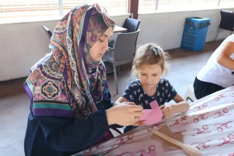 Derince’de Çocuklar Yaratıcı Atölyelerle Yaz Tatilini Renklendiriyor