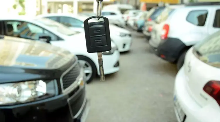 Devlet otoparklarda duran sahipsiz araçları satışa çıkarıyor