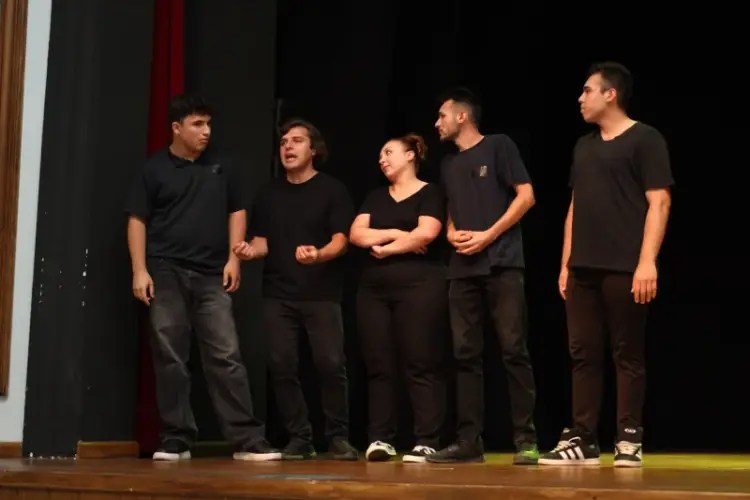 KO-MEK Kursiyerlerinden İzmit’te Unutulmaz Tiyatro Gösterisi