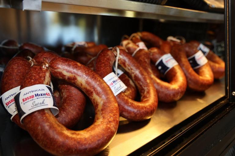 Kocaeli Büyükşehir sucuk ve köfte satışına başladı. İşte fiyatları