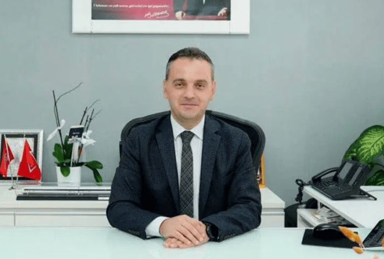 Milli Eğitim Bakanlığı Bilgi İşlem Genel Müdürü Özgür Türk, ofisinde otururken.