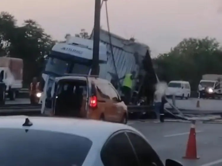 Dikkat dikkat! Sapanca gişelerinde trafik felç! TIR devrildi