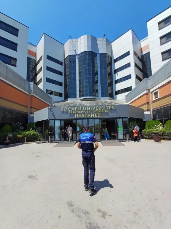 Kocaeli’de Zabıta Ekipleri Hastanede Refakatsiz Vatandaşın Talebini Karşıladı