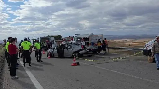 Yozgat’ta Otomobil ve Kamyon Çarpıştı: 3 Kişi Hayatını Kaybetti, 2 Yaralı