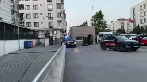 Devriye gezen polislere bıçakla saldırdı!