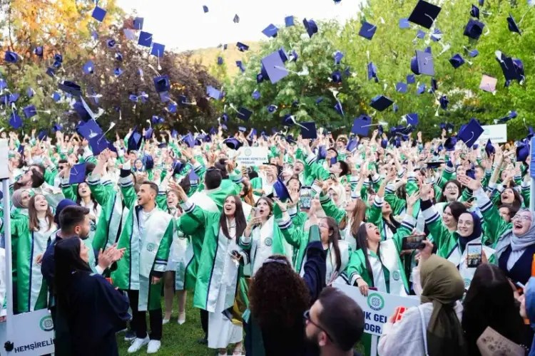 Kocaeli Sağlık ve Teknoloji Üniversitesi’nde Diş Hekimliği Fakültesi İlk Mezunlarını Verdi