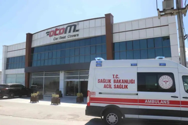 Sakarya’da Deprem Sonrası Fabrika Tavanı Çöktü: Üç Kişi Yaralandı