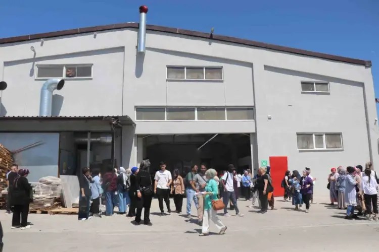 Sakarya’da Deprem Sonrası Fabrika Tavanı Çöktü: Üç Kişi Yaralandı