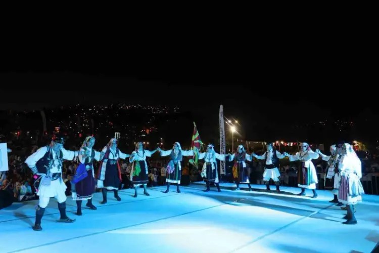 Balkan Halk Danslarıyla İzmit Sokaklarında Büyük Şölen