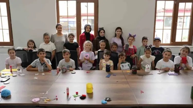 Başiskele’deki Gençhanelerde Çocuklara Renkli Yaz Tatili