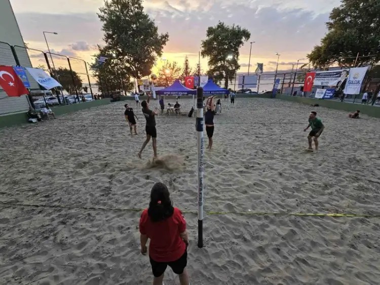Gölcük’te Plaj Voleybolu Turnuvası Şenlik Havasında Başladı