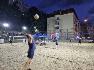 Gölcük’te Plaj Voleybolu Turnuvası Şenlik Havasında Başladı