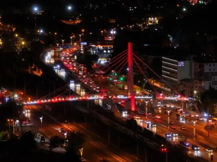 Kocaeli’de Üst Geçitler ‘Terörsüz Türkiye’ İçin Kırmızı Beyazla Işıklandırıldı