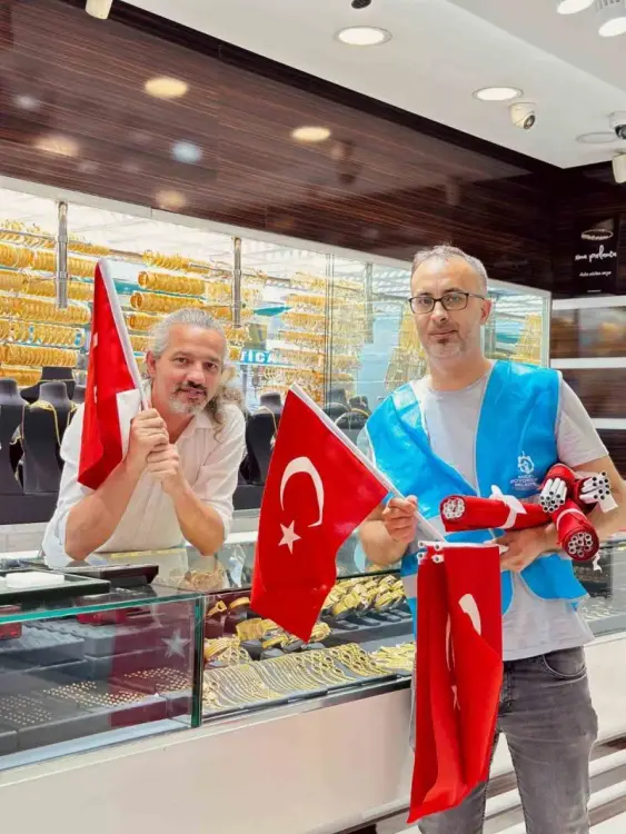 Kocaeli’de Esnaf ve Vatandaşlara Binlerce Türk Bayrağı Dağıtıldı
