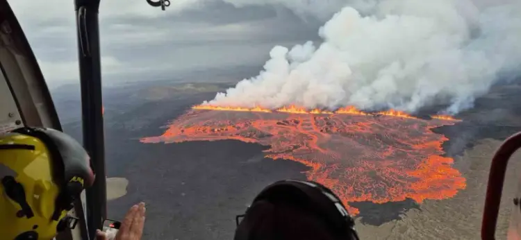 İzlanda’da Reykjanes Yarımadası’ndaki Yanardağ Yine Patladı