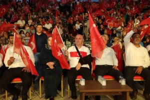 Yaralı Koluyla 15 Temmuz’u Unutmadı: Başkan Muzaffer Bıyık Darıca’da Vatandaşlarla Buluştu
