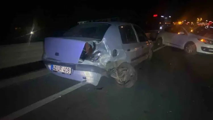 İzmit’te Gece Saatlerinde Otomobil Kazası: Bir Kişi Yaralandı