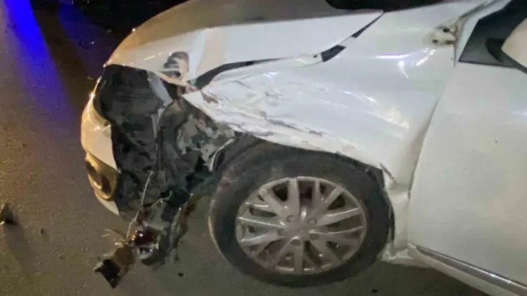İzmit’te Gece Saatlerinde Otomobil Kazası: Bir Kişi Yaralandı