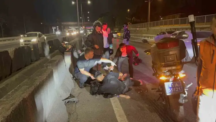 Kocaeli İzmit’te Kasksız Motosiklet Kazası: Yaralı Sürücü, Sevgilisinin Yanından Ayrılmadı