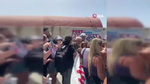 İsrailli Turistleri Taşıyan Gemi Rodos Adası’nda Filistin Yanlıları Tarafından Protesto Edildi