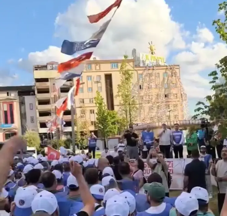 Kocaeli’de kamu işçileri AK Parti önünde “Hükümet istifa” sloganlarıyla protesto yapıyor