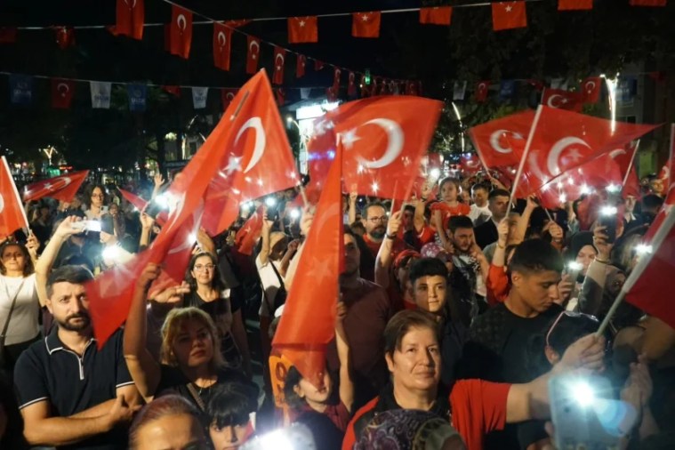Gölcük’te 30 Ağustos Zafer Bayramı Coşkusu Yüzlerce Kişiyi Bir Araya Getirdi