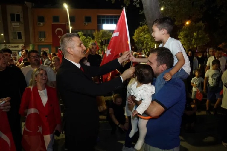 Gölcük’te 30 Ağustos Zafer Bayramı Coşkusu Yüzlerce Kişiyi Bir Araya Getirdi