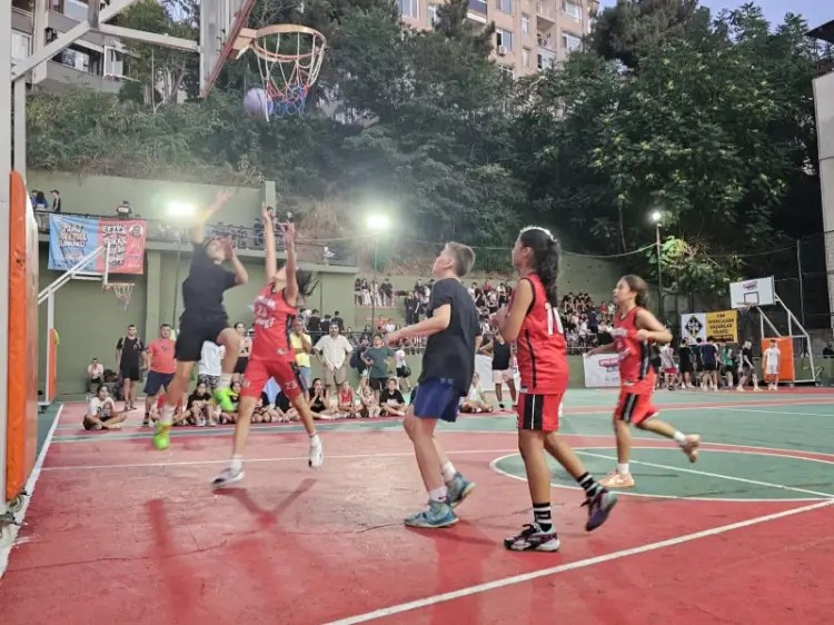 Gölcük’te Mehmet Sezer Sokak Basketbolu Turnuvası Büyük İlgiyle Tamamlandı