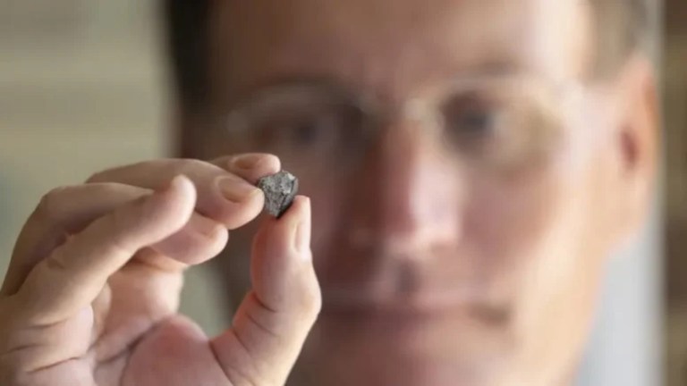 Dünya’dan Yaşlı Göktaşı Evin Çatısına Düştü