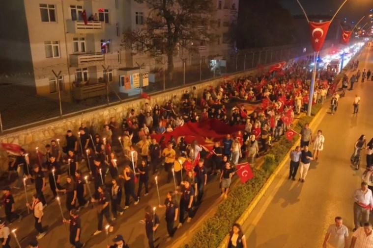 Gölcük’te 30 Ağustos Zafer Bayramı Coşkusu Yüzlerce Kişiyi Bir Araya Getirdi