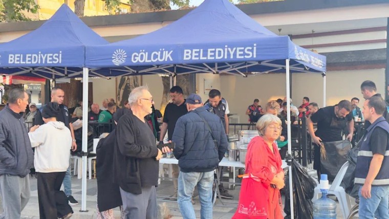 Gölcük Belediyesi, Balıkesir Sındırgı’da Depremzedelere Sıcak Yardım Eli Uzattı