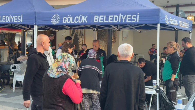 Gölcük Belediyesi, Balıkesir Sındırgı’da Depremzedelere Sıcak Yardım Eli Uzattı