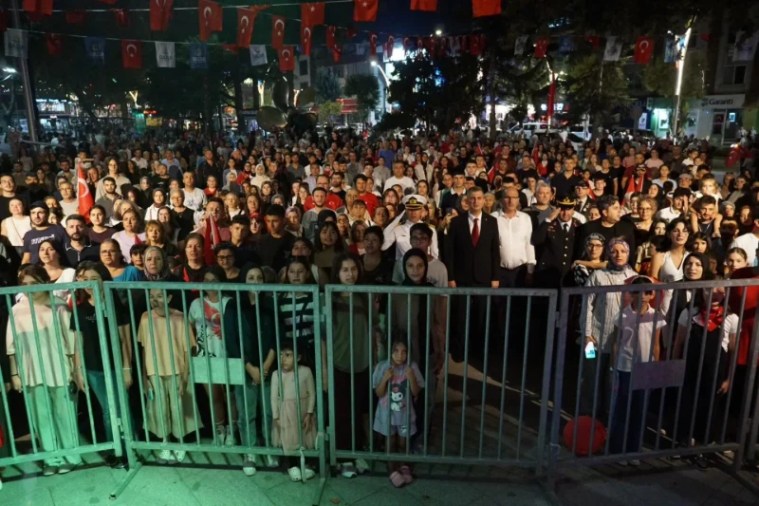 Gölcük’te 30 Ağustos Zafer Bayramı Coşkusu Yüzlerce Kişiyi Bir Araya Getirdi