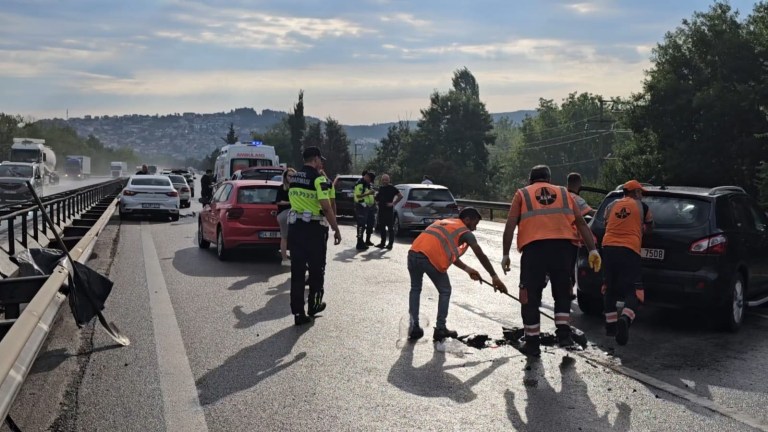 Sakarya’da zincirleme kaza: 10 araç çarpıştı, 10 kişi yaralandı