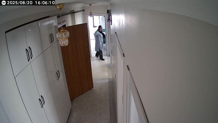 Kocaeli’de şok görüntü! Kapıdan girip evi soymaya kalktılar