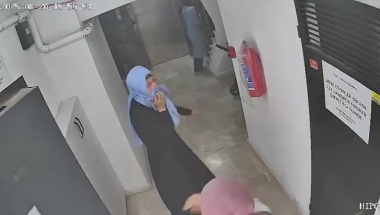 Kocaeli’de şok görüntü! Kapıdan girip evi soymaya kalktılar