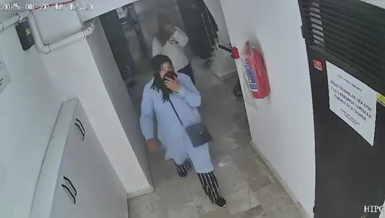 Kocaeli’de şok görüntü! Kapıdan girip evi soymaya kalktılar