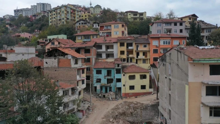 Kocaeli Cedit Mahallesi’nde Gece ve Gündüz Gibi Dönüşüm: Kentsel Yenilenme Projesi Şehri Yeniden Şekillendiriyor