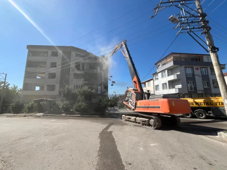 Derince’de Ağır Hasarlı Binanın Yıkımına Başlandı